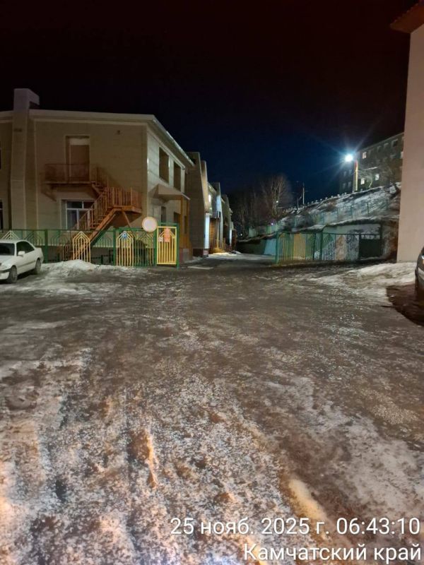 Город день за днем. 25 ноября 2025 года В Петропавловске-Камчатском продолжаются работы по расчистке городских территорий