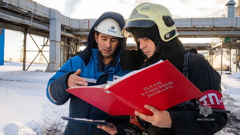 Камчатские пожарные тренировались тушить турбогенератор на стратегически важном объекте