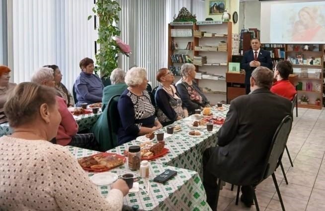 Теплые вещи для бойцов передали участники клуба «Ковчег» председателю Городской Думы Андрею Лиманову Теплые вещи для бойцов передали участники клуба «Ковчег» председателю Городской Думы Андрею Лиманову