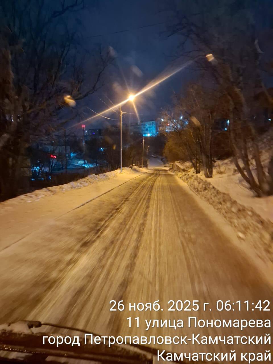 Дорожные службы Петропавловска-Камчатского вышли на работу ни свет ни заря Дорожные службы Петропавловска-Камчатского вышли на работу ни свет ни заря