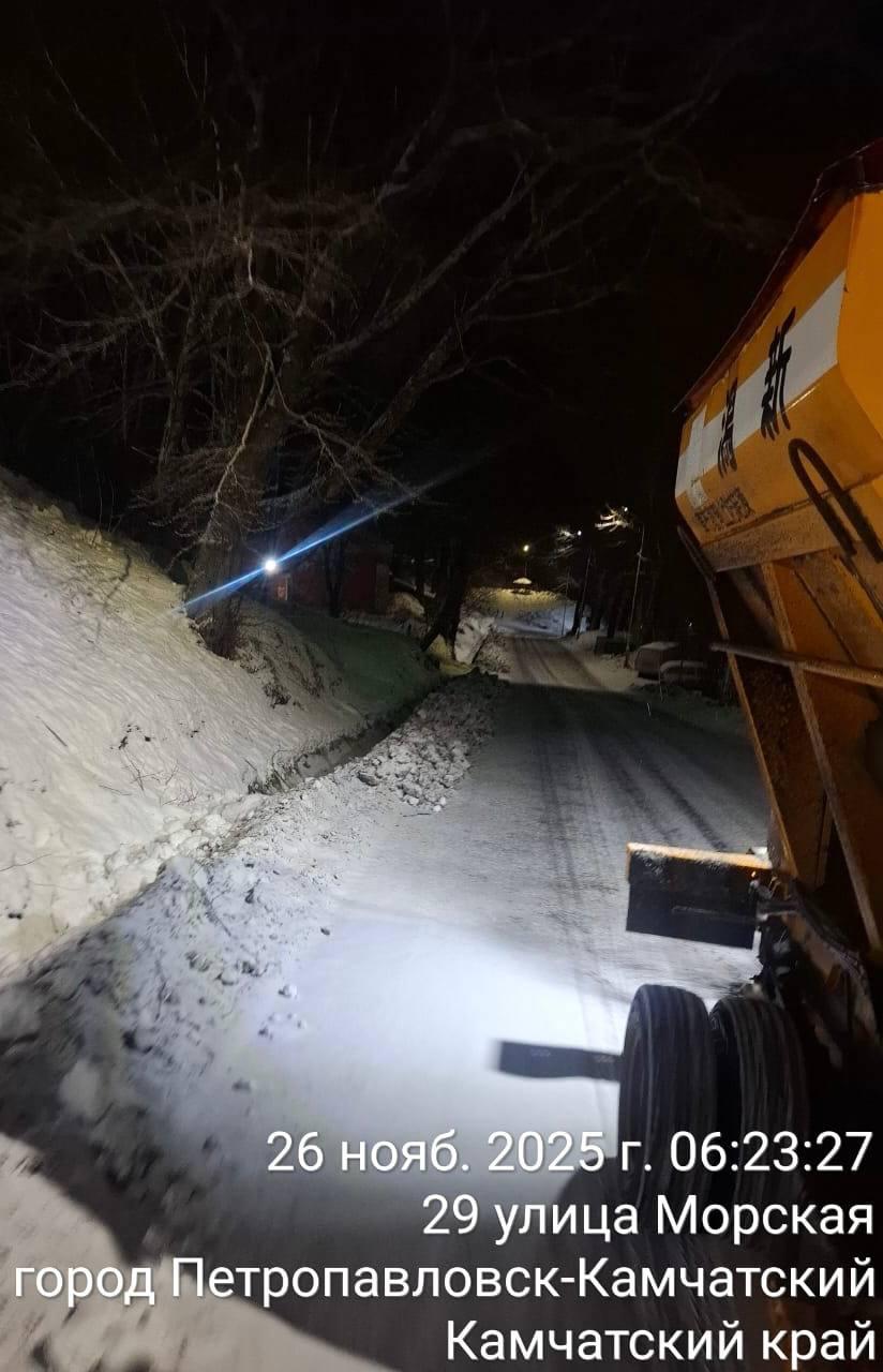 Дорожные службы Петропавловска-Камчатского вышли на работу ни свет ни заря Дорожные службы Петропавловска-Камчатского вышли на работу ни свет ни заря