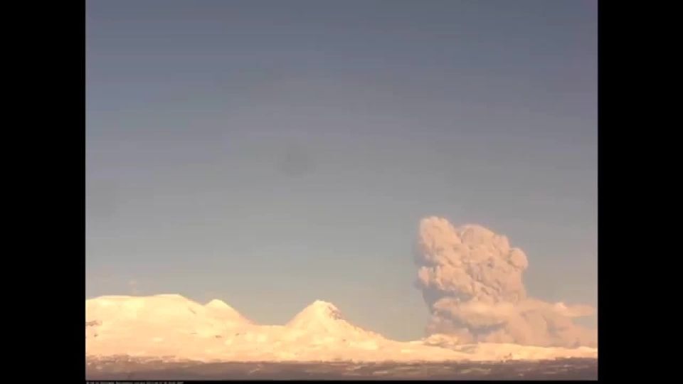 Вулкан Безымянный начал извергаться