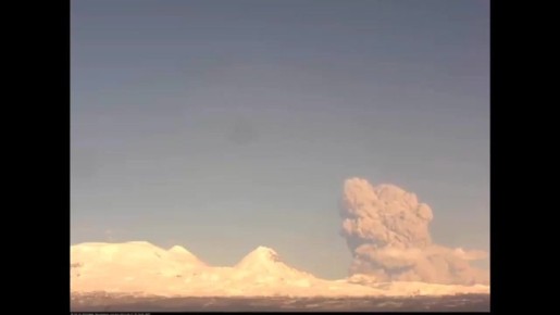 Вулкан Безымянный начал извергаться