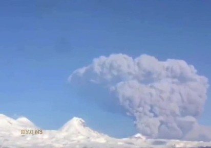 На Камчатке началось извержение вулкана Безымянный: