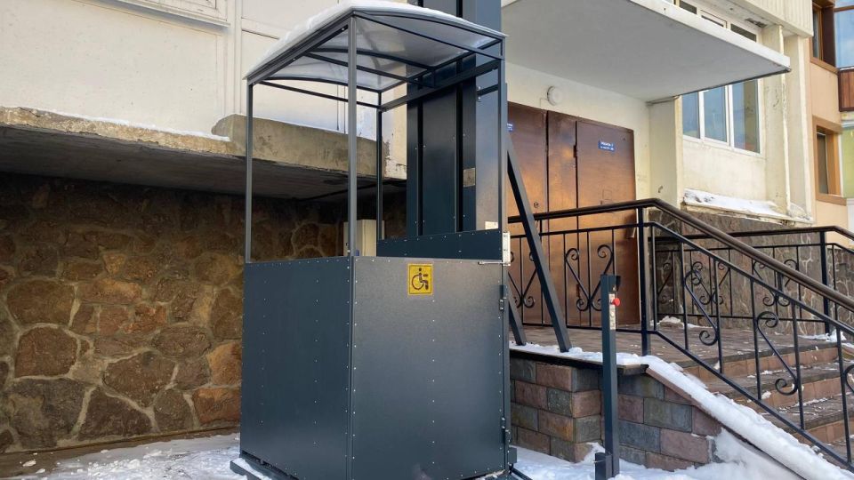 Первый подъемник для маломобильных граждан установили в многоквартирном доме
