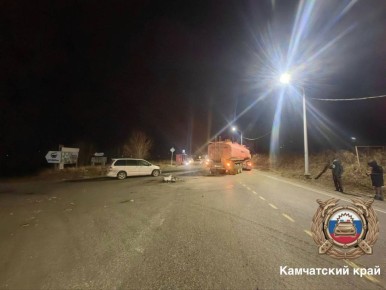 Бензовоз смял "лицо" иномарке на Камчатке — в результате столкновения один человек пострадал