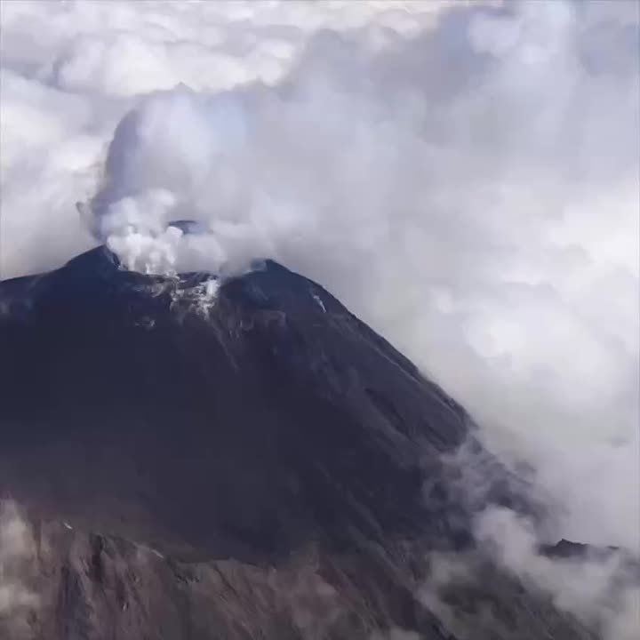 Извержение вулкана Безымянный произошло на Камчатке
