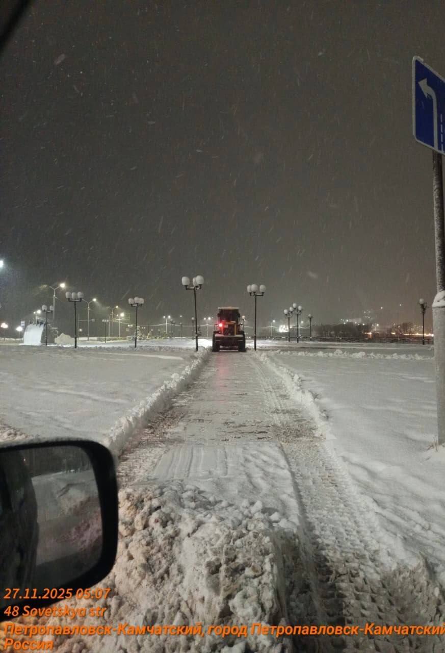 Город день за днем. 27 ноября 2025 года Дорожные и коммунальные службы продолжают выполнять необходимые мероприятия в условиях непогоды Город день за днем. 27 ноября 2025 года Дорожные и коммунальные службы продолжают выполнять необходимые мероприятия в условиях непогоды