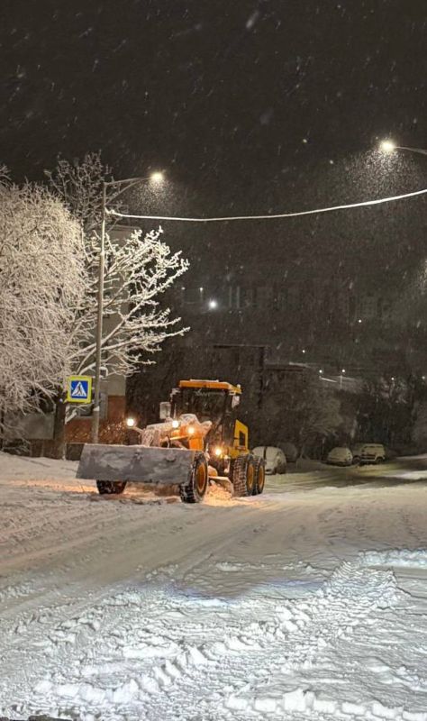 Город день за днем. 27 ноября 2025 года Дорожные и коммунальные службы продолжают выполнять необходимые мероприятия в условиях непогоды