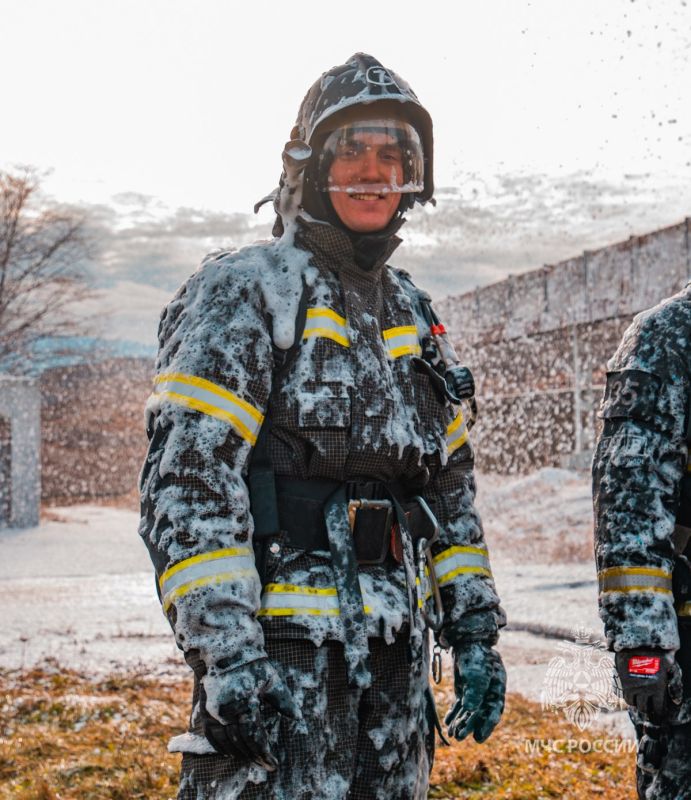 Камчатский пожарный Дмитрий Агафонов желает тебе #БезопасныхВыходных!