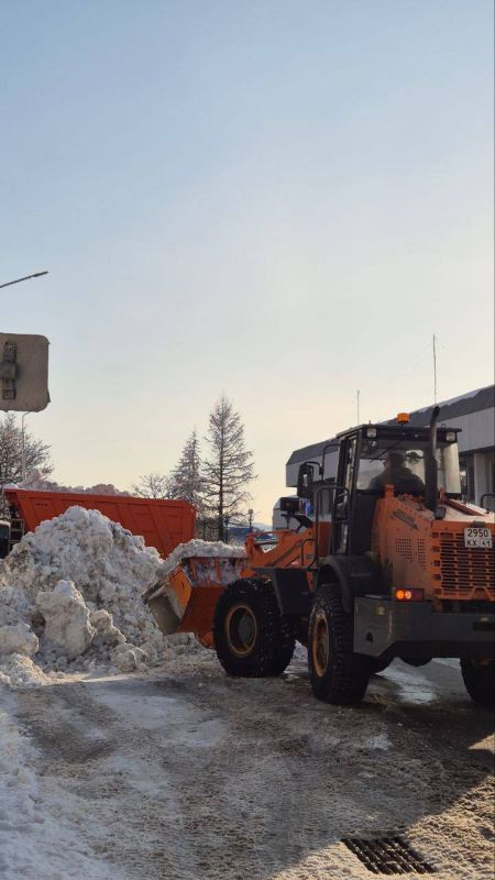 Город день за днем. 28 ноября2025 года В Петропавловске-Камчатском продолжается работа по расчистке городских территорий