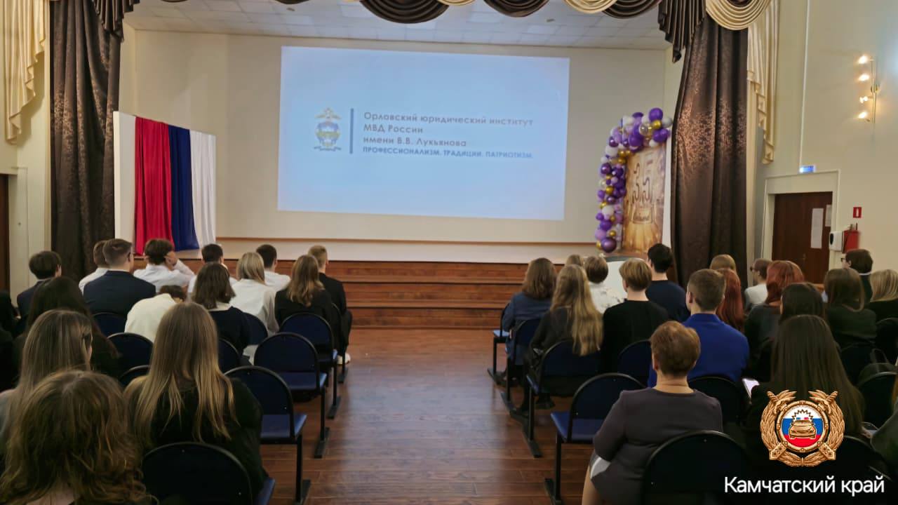 Cотрудники полиции нанесли визит старшеклассникам Cотрудники полиции нанесли визит старшеклассникам