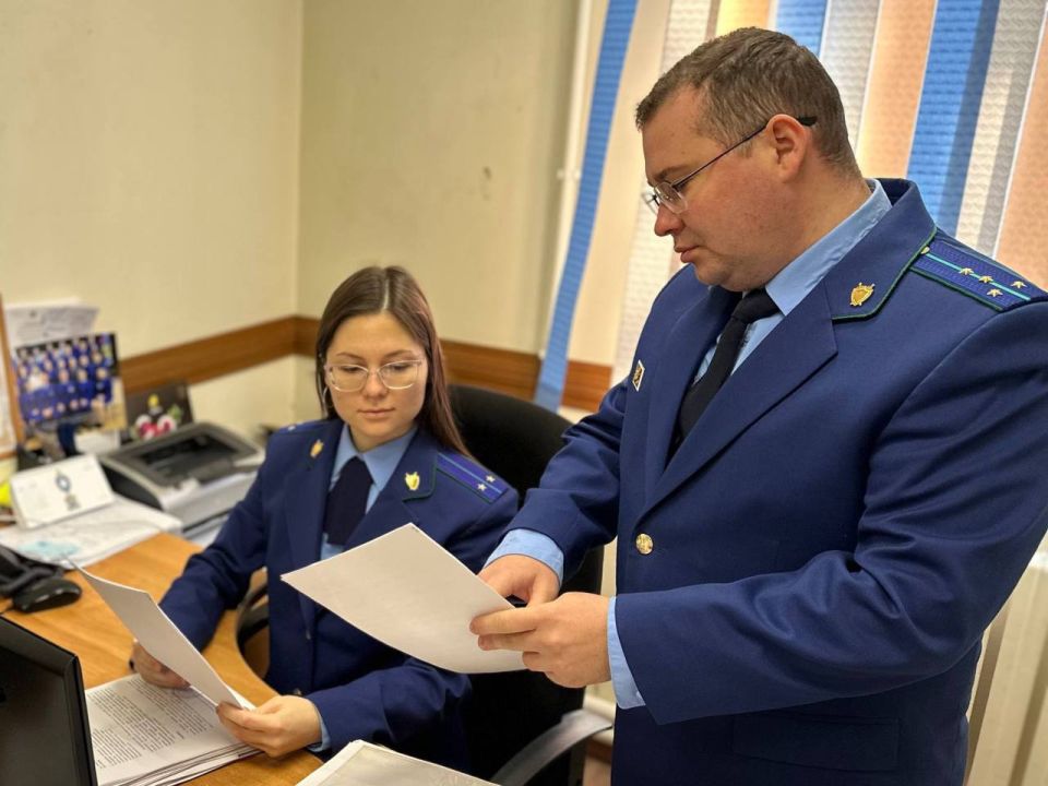 Уголовное дело о публичном оскорблении правоохранителей и хранении наркотиков направлено в суд