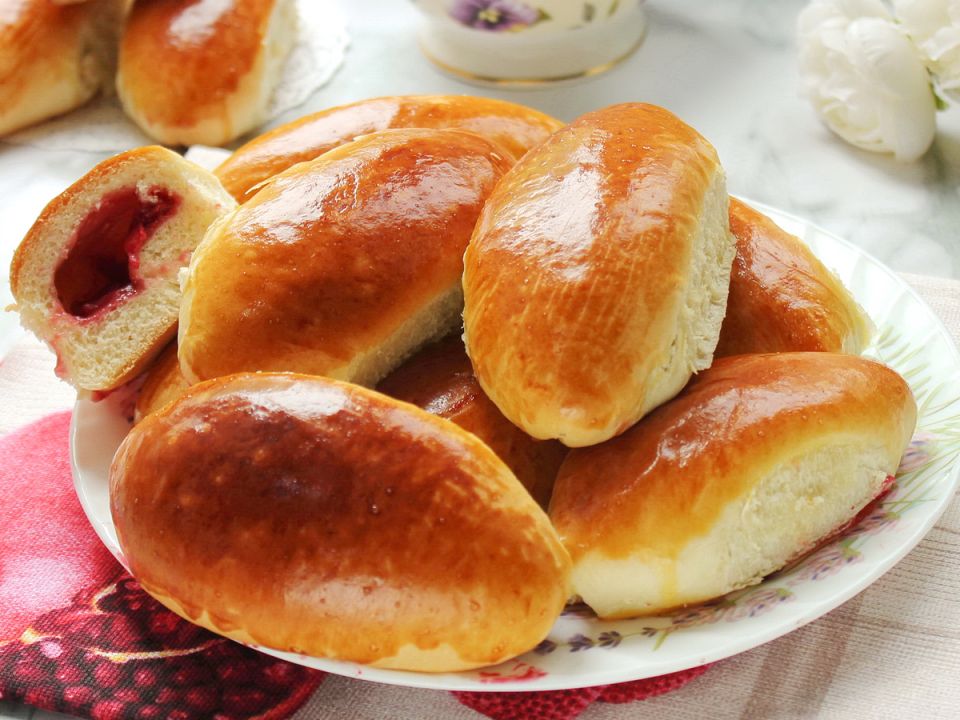 Пирожки с ягодами: секреты идеального теста, которое не подведёт