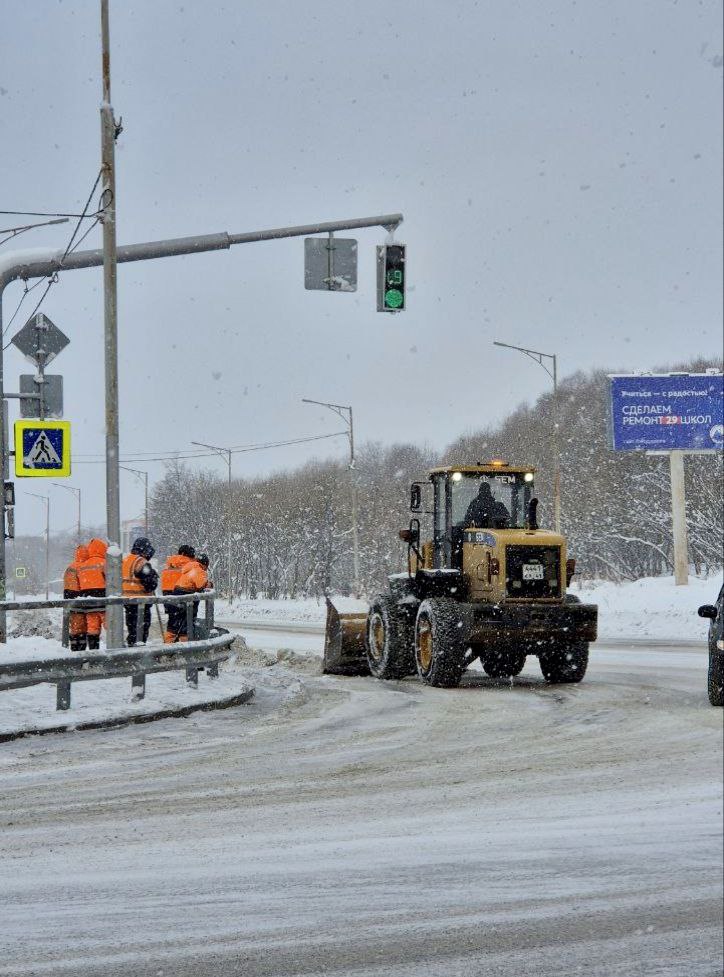 Город день за днем. 29 ноября 2025 года Дорожные и коммунальные службы в ночную смену и в течение дня продолжают мероприятия по расчистке обработке противогололедными материалами Город день за днем. 29 ноября 2025 года Дорожные и коммунальные службы в ночную смену и в течение дня продолжают мероприятия по расчистке обработке противогололедными материалами