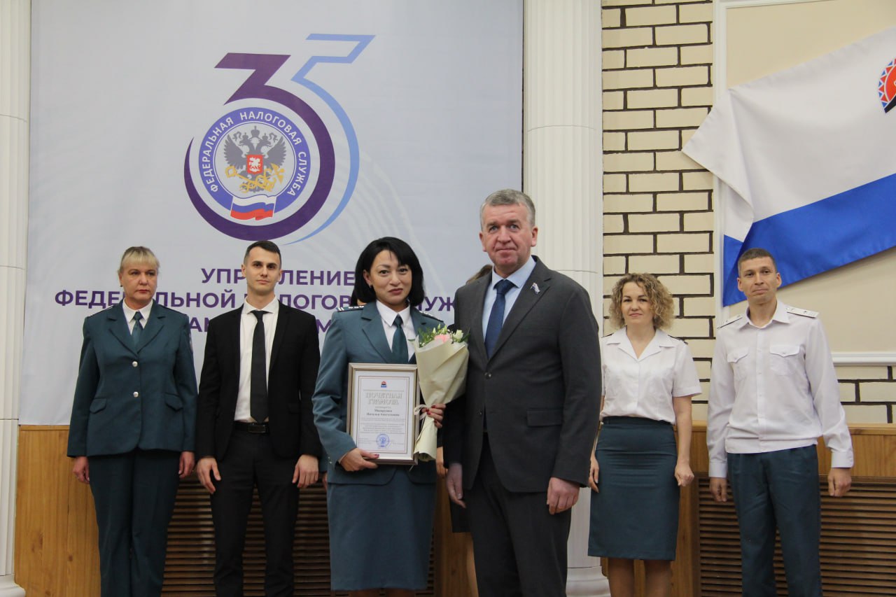 Дмитрий Коростелев поздравил налоговиков Камчатки с профессиональным праздником Дмитрий Коростелев поздравил налоговиков Камчатки с профессиональным праздником