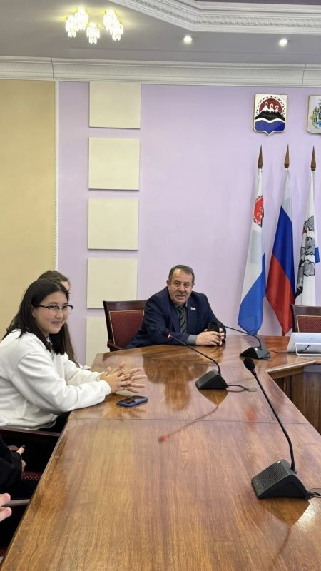 Ученики 9-х классов школы № 5 Петропавловска стали гостями Городской Думы Ученики 9-х классов школы № 5 Петропавловска стали гостями Городской Думы