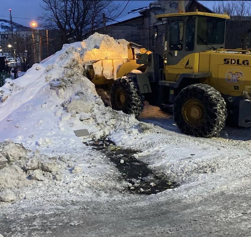 Город день за днем. 1 декабря 2025 года Дорожные службы продолжают выполнять необходимые работы по зимнему содержанию дорог в городе Город день за днем. 1 декабря 2025 года Дорожные службы продолжают выполнять необходимые работы по зимнему содержанию дорог в городе