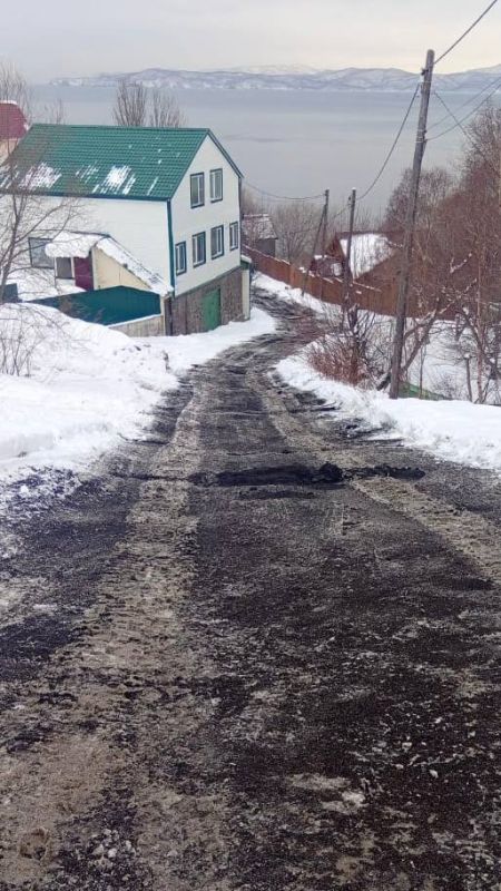 Город день за днем. 1 декабря 2025 года Дорожные службы продолжают выполнять необходимые работы по зимнему содержанию дорог в городе Город день за днем. 1 декабря 2025 года Дорожные службы продолжают выполнять необходимые работы по зимнему содержанию дорог в городе