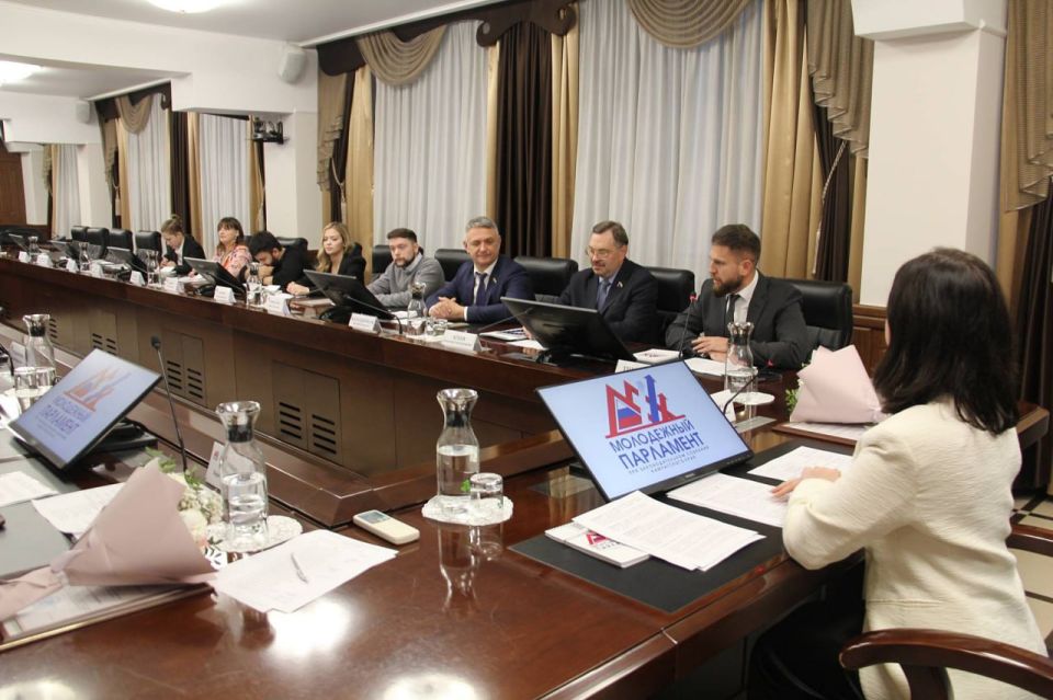 Депутаты краевого Молодежного парламента провели заключительную в этом году сессию Депутаты краевого Молодежного парламента провели заключительную в этом году сессию