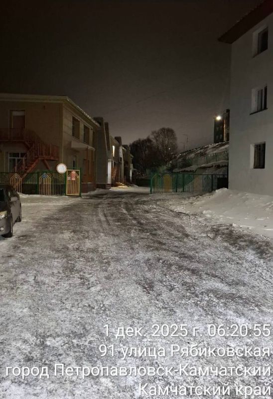 Город день за днем. 1 декабря 2025 года Дорожные службы продолжают выполнять необходимые работы по зимнему содержанию дорог в городе Город день за днем. 1 декабря 2025 года Дорожные службы продолжают выполнять необходимые работы по зимнему содержанию дорог в городе