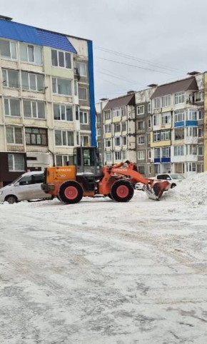 Город день за днем. 1 декабря 2025 года Дорожные службы продолжают выполнять необходимые работы по зимнему содержанию дорог в городе