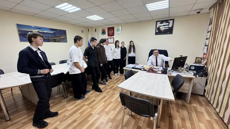 Ученики 9-х классов школы № 5 Петропавловска стали гостями Городской Думы Ученики 9-х классов школы № 5 Петропавловска стали гостями Городской Думы