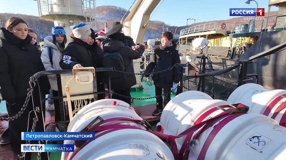 В Петропавловске-Камчатском на вспомогательном ледоколе "Евпатий Коловрат" прошла профориентационная экскурсия