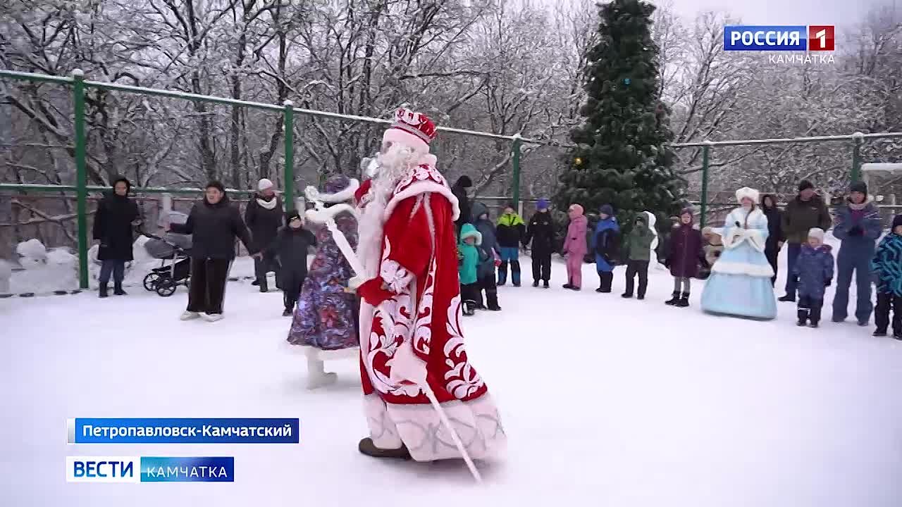 В краевом центре стартовала эстафета открытия новогодних ёлок