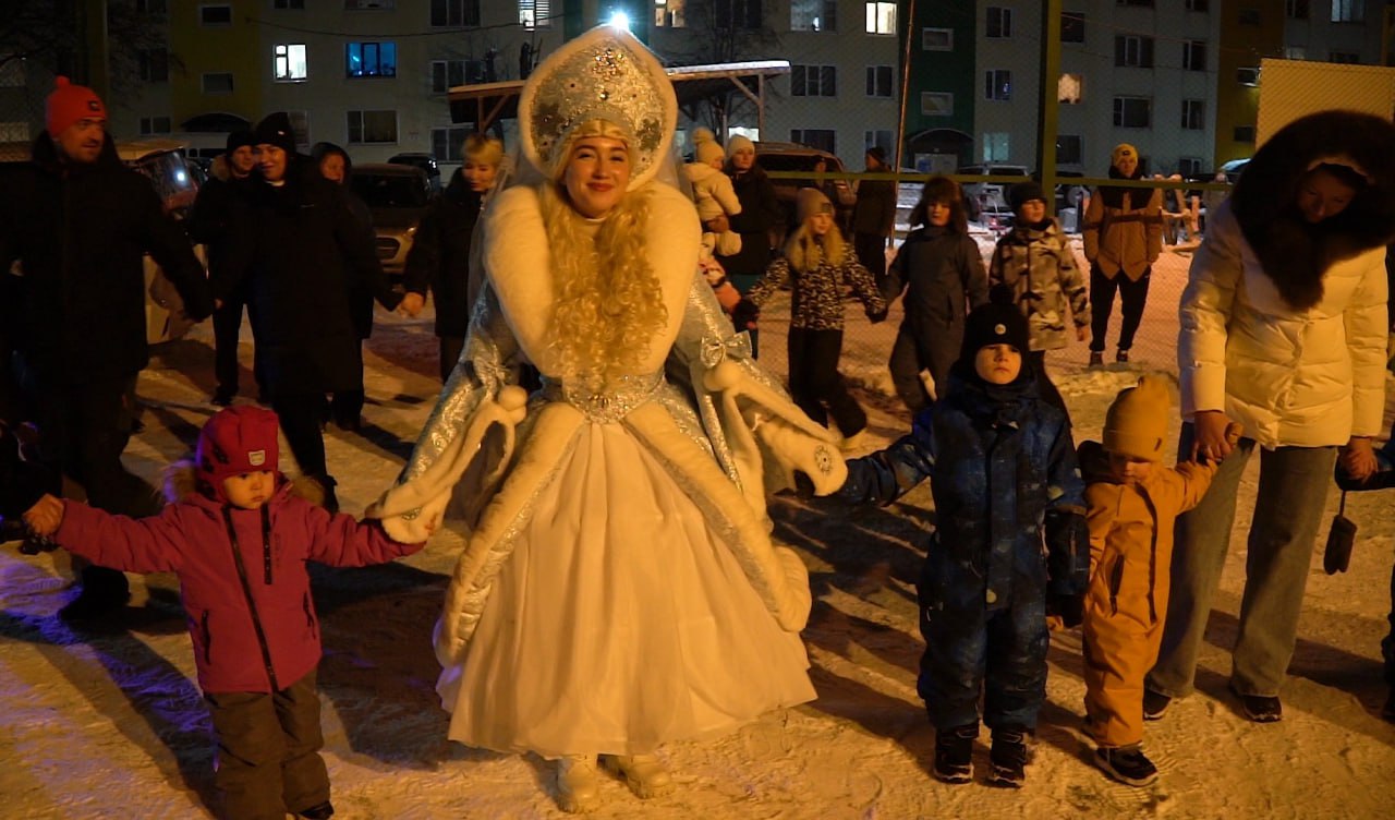 Первую новогоднюю ёлку открыли в микрорайоне Авача Первую новогоднюю ёлку открыли в микрорайоне Авача