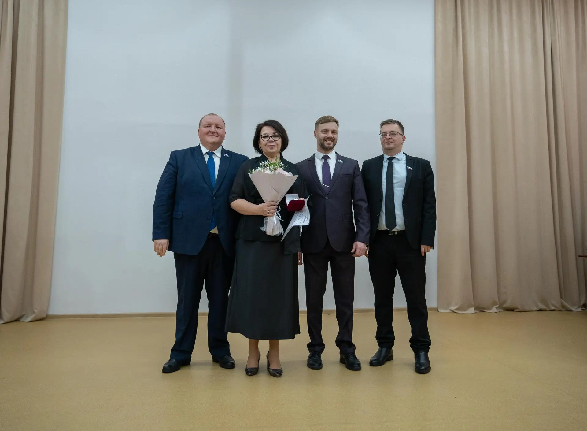 Депутат Городской Думы Дмитрий Федоров поздравил школу №17 имени В.С. Завойко с 85-летием Депутат Городской Думы Дмитрий Федоров поздравил школу №17 имени В.С. Завойко с 85-летием