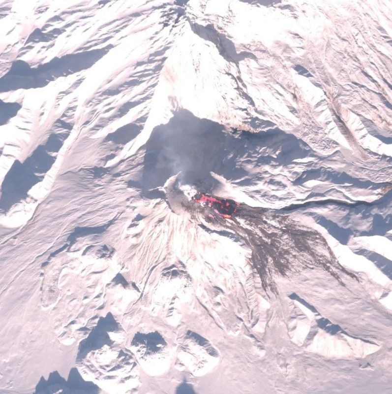 Вид со спутника на вулкан Безымянный