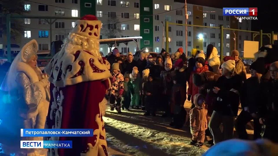 Новый год к нам мчится. В первый день зимы в краевой столице состоялось открытие новогодней ёлки