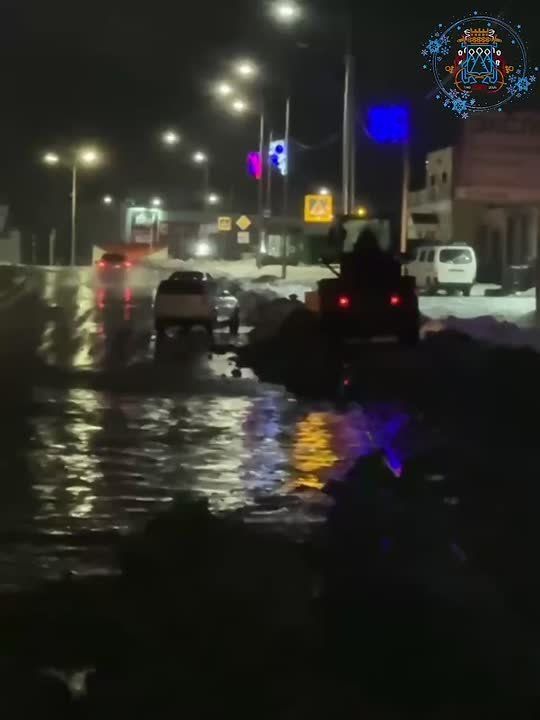 Еще видео с места устранения подтопления проезжей части, вызванного сильными дождями и стремительно тающим снегом в условиях плюсовой температуры