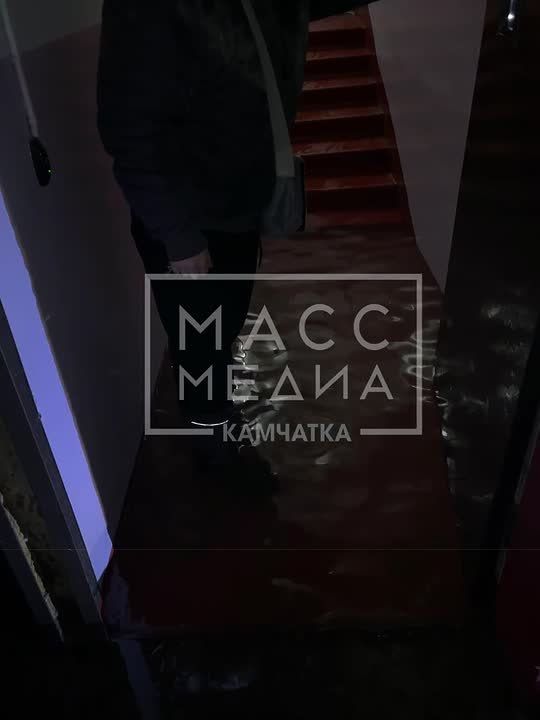 Вода пробирается уже в дома жителей Петропавловска-Камчатского