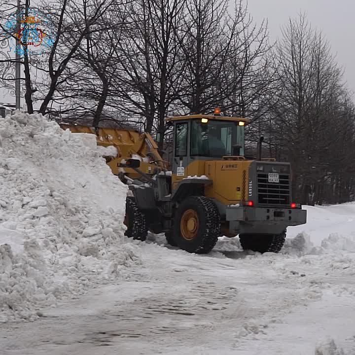 В Петропавловске-Камчатском продолжается работа по ликвидации последствий циклона, который принес сильные осадки