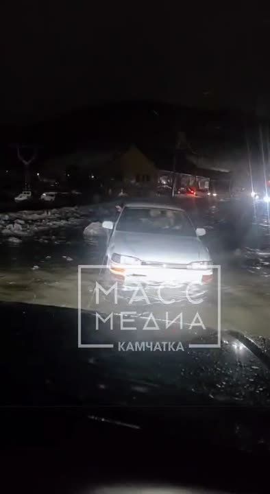 Дорога в районе водоканала полностью перекрыта в обоих направлениях