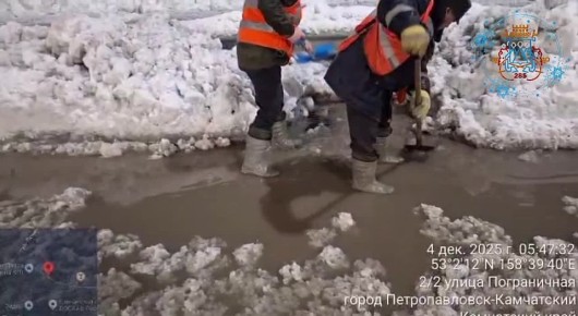 В ночную смену бригады ручного труда расчищали ливневые канализации для своевременного отвода воды с проезжей части