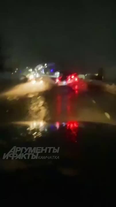 Петропавловск-Камчатский тонет из-за мощного циклона, сообщают АиФ Камчатка