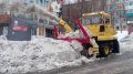 С помощью специализированной техники подрядные организации расчищают от снега пешеходные зоны и тротуары