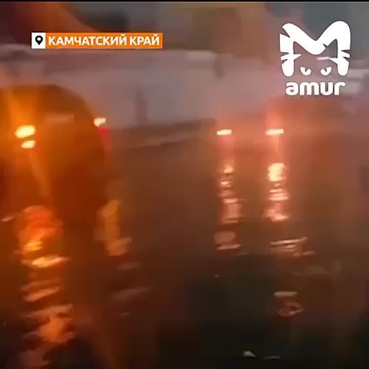 Улицы-реки и десятки утопленных машин — последствия циклона на Камчатке