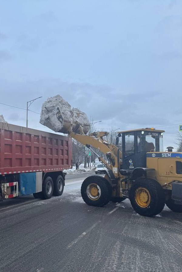 Город день за днем. 5 декабря 2025 года Городские службы ликвидируют последствия циклона в усиленном режиме Специализированная техника расчищает от снега магистрали, внутриквартальные проезды и придомовые территории Город день за днем. 5 декабря 2025 года Городские службы ликвидируют последствия циклона в усиленном режиме Специализированная техника расчищает от снега магистрали, внутриквартальные проезды и придомовые территории