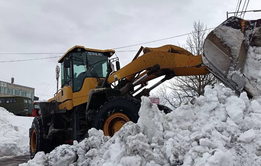 Город день за днем. 5 декабря 2025 года Городские службы ликвидируют последствия циклона в усиленном режиме Специализированная техника расчищает от снега магистрали, внутриквартальные проезды и придомовые территории