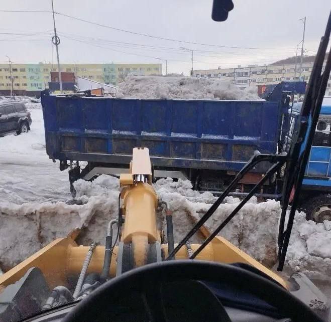 Город день за днем. 5 декабря 2025 года Городские службы ликвидируют последствия циклона в усиленном режиме Специализированная техника расчищает от снега магистрали, внутриквартальные проезды и придомовые территории Город день за днем. 5 декабря 2025 года Городские службы ликвидируют последствия циклона в усиленном режиме Специализированная техника расчищает от снега магистрали, внутриквартальные проезды и придомовые территории