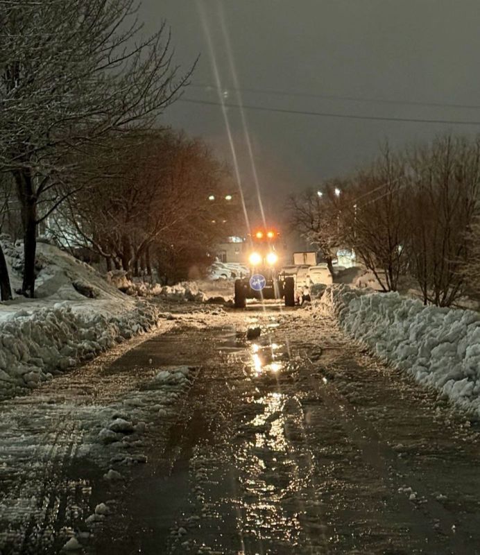 В ночную смену подрядные организации работали по расчистке внутриквартальных проездов