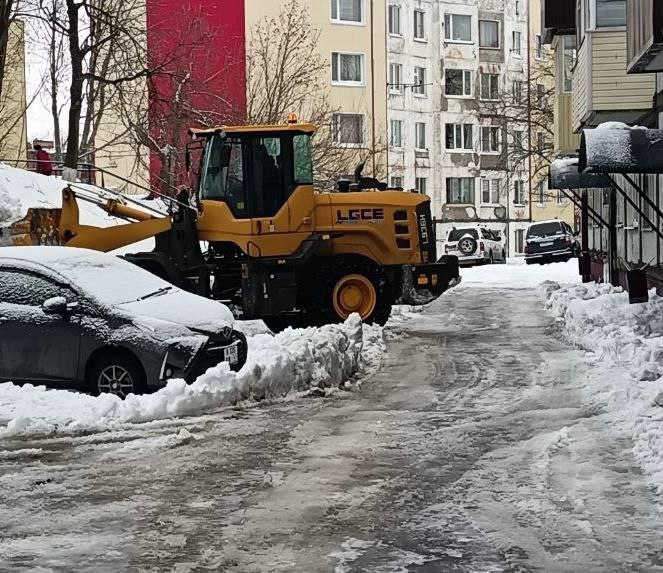 Город день за днем. 5 декабря 2025 года Городские службы ликвидируют последствия циклона в усиленном режиме Специализированная техника расчищает от снега магистрали, внутриквартальные проезды и придомовые территории Город день за днем. 5 декабря 2025 года Городские службы ликвидируют последствия циклона в усиленном режиме Специализированная техника расчищает от снега магистрали, внутриквартальные проезды и придомовые территории