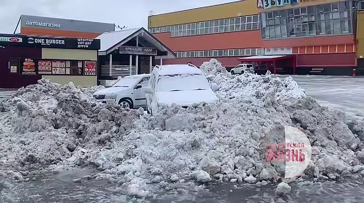 В «Глобусе», видимо, решили проучить людей, которые оставляют машины с ночевкой на площадке у торгово-развлекательного комплекса
