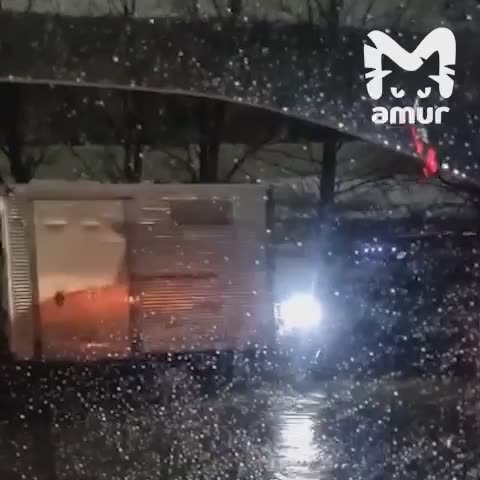 Джипы выталкивают заглохшие грузовики с затопленных дорог Петропавловска-Камчатского