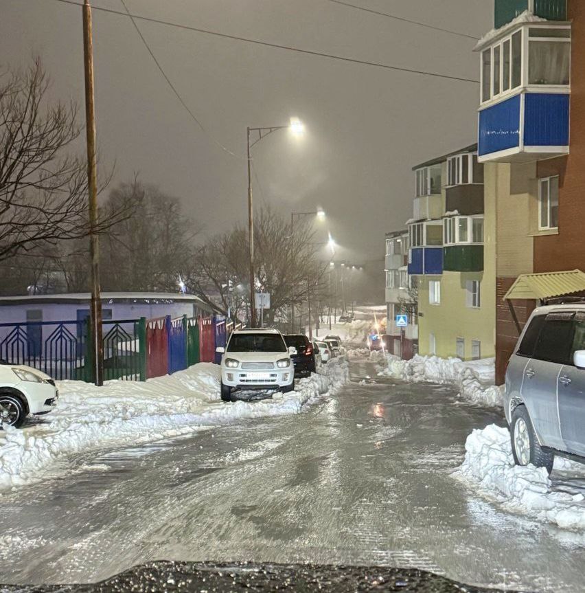 В ночную смену подрядные организации работали по расчистке внутриквартальных проездов В ночную смену подрядные организации работали по расчистке внутриквартальных проездов