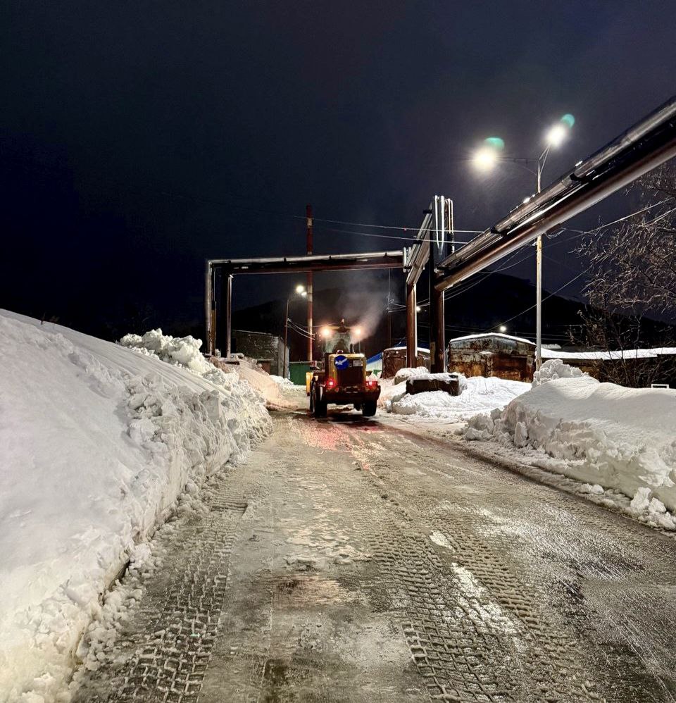 В ночную смену подрядные организации работали по расчистке внутриквартальных проездов В ночную смену подрядные организации работали по расчистке внутриквартальных проездов